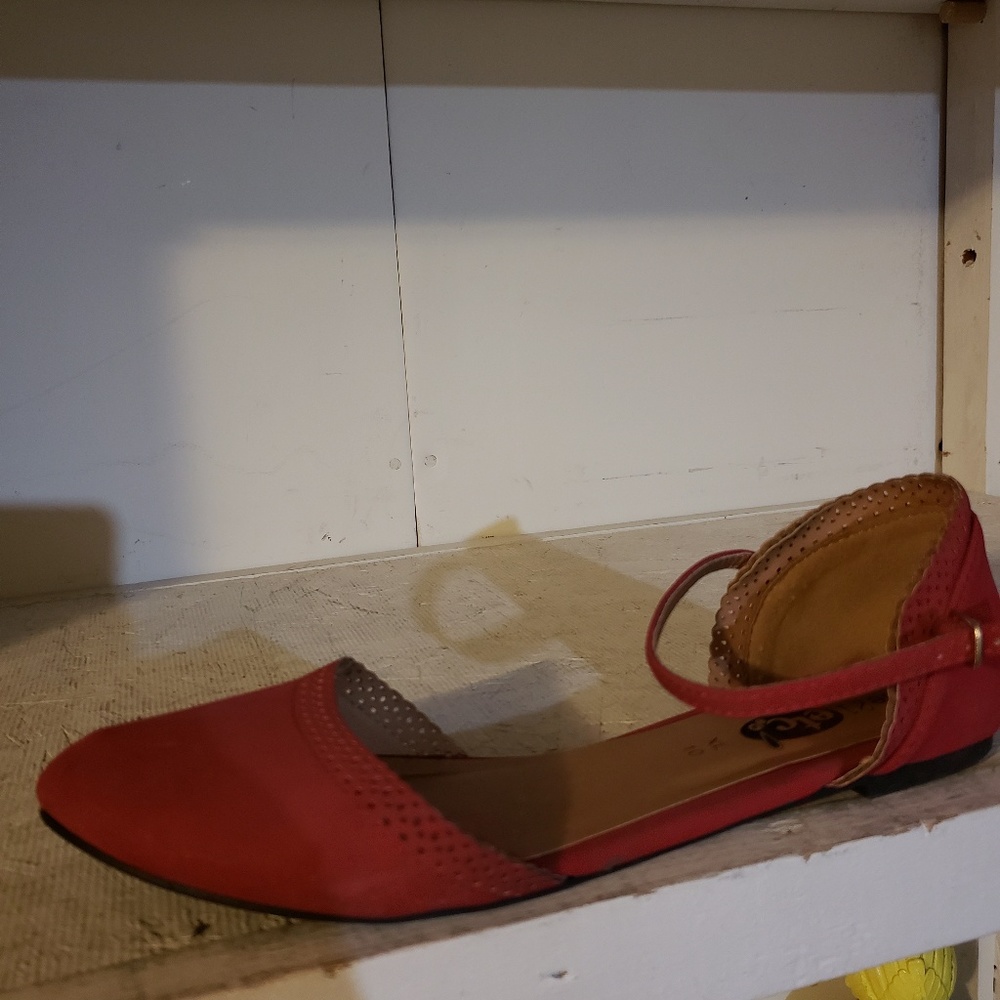 Red beautiful shose very light and comfortable